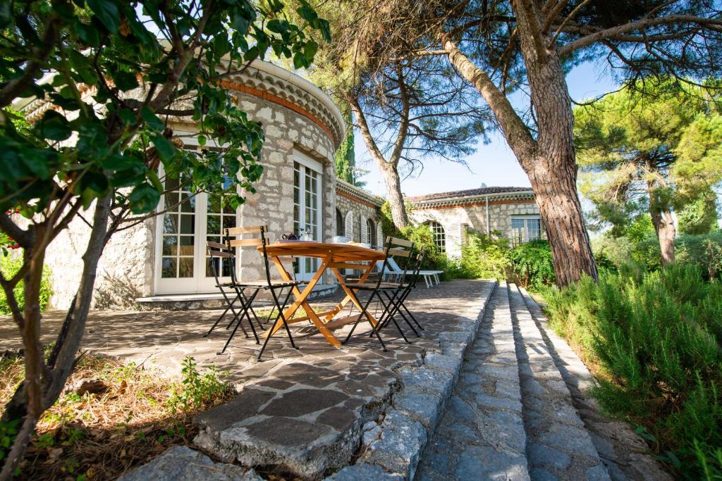 une table et des chaises devant une maison dans l'établissement Villa Sofia, à San Felice del Benaco