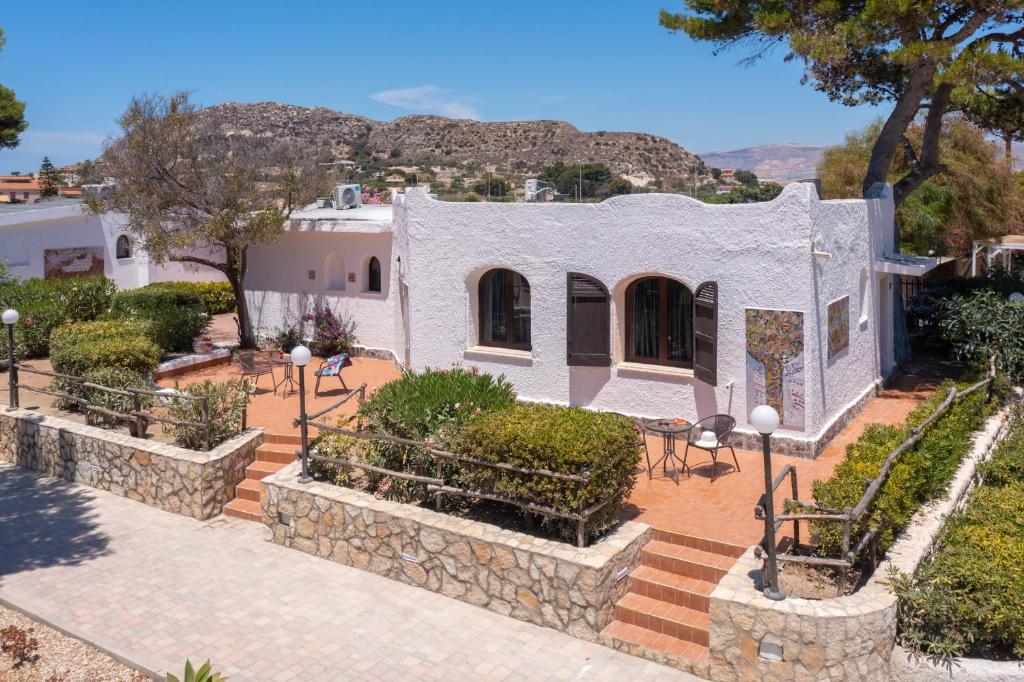une vue aérienne d'une maison avec un jardin dans l'établissement Hotel Baia D'oro, à Licata