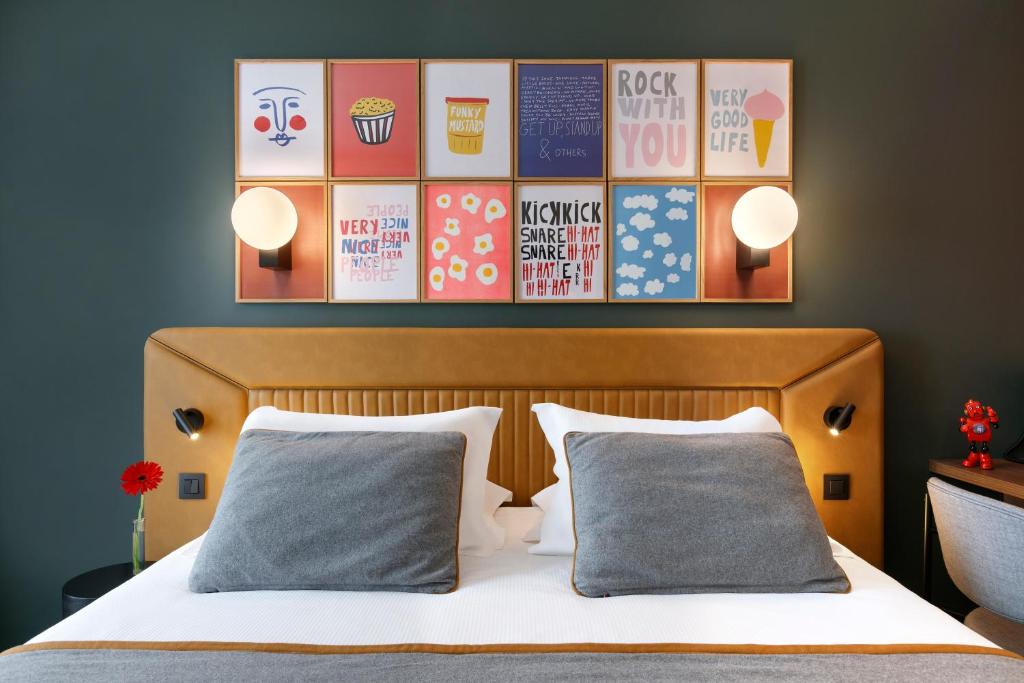 une chambre avec un lit avec deux oreillers dans l'établissement RockyPop Flaine Hotel & Spa, à Flaine