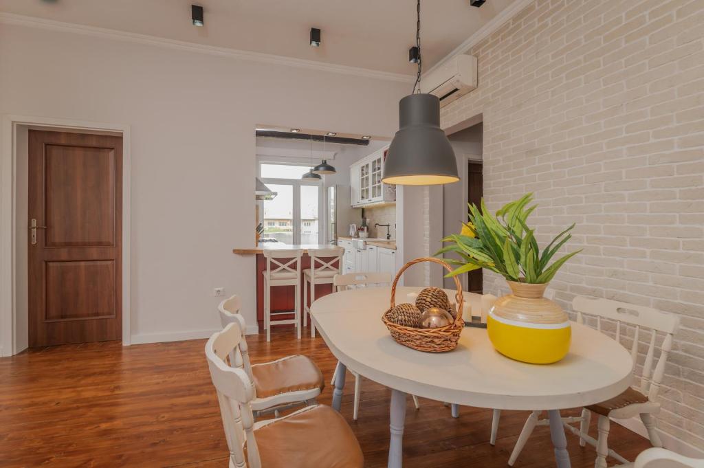 Central Flamingo 2BD Flat - Balcony & Fast WiFi by Flat Mаnager 8