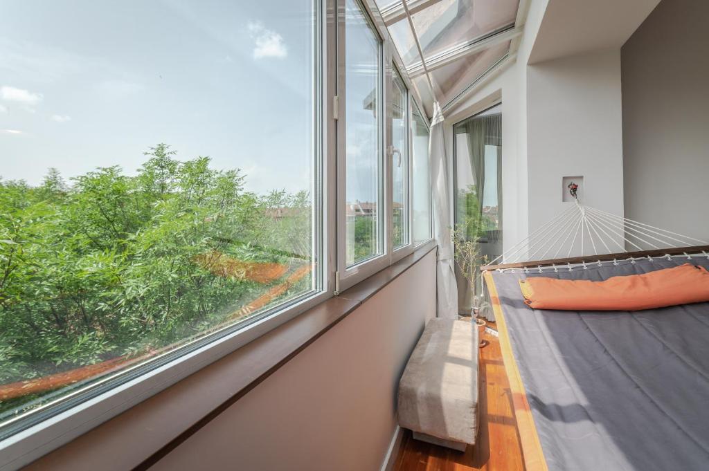 Central Flamingo 2BD Flat - Balcony & Fast WiFi by Flat Mаnager 3