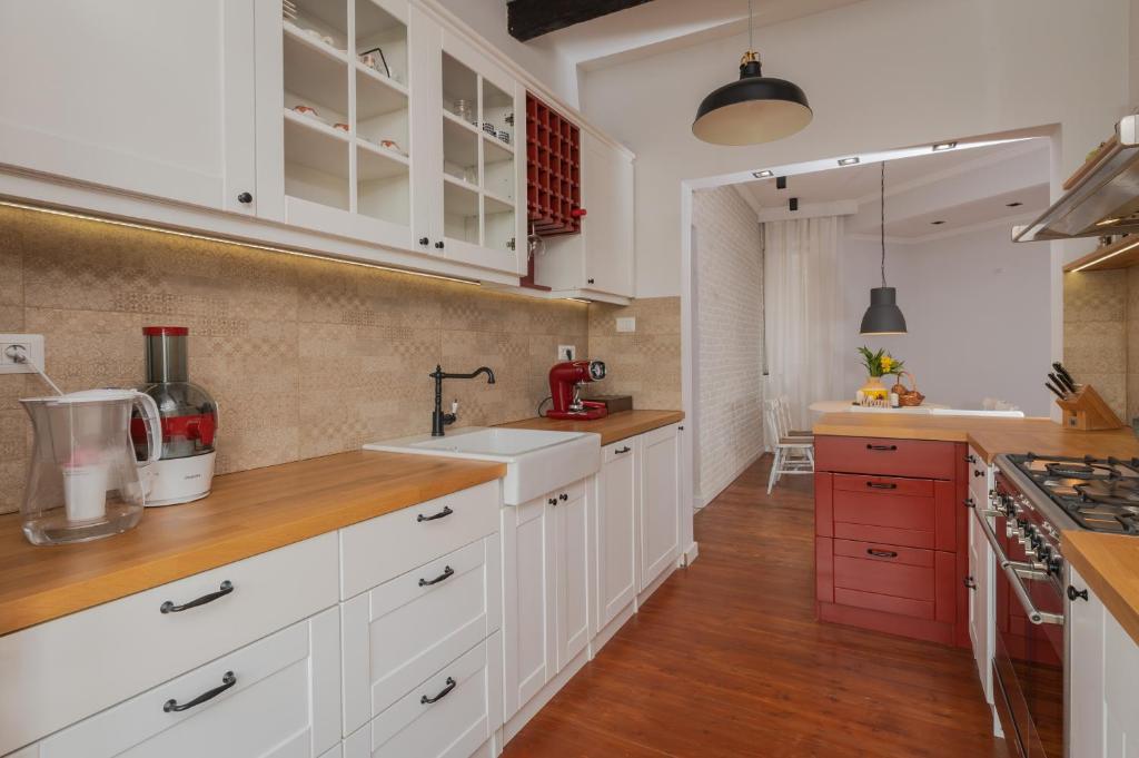 Central Flamingo 2BD Flat - Balcony & Fast WiFi by Flat Mаnager 4