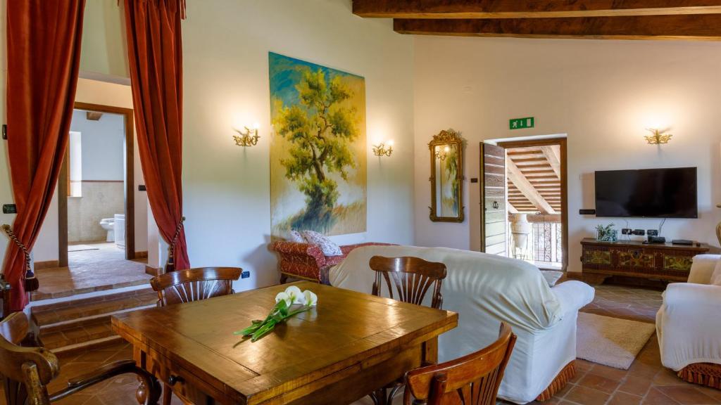 un salon avec une table et des chaises en bois dans l'établissement Villa Agostini 10, Emma Villas, à Casa Nuova