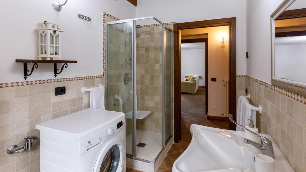 une salle de bain avec une machine à laver et un lavabo dans l'établissement Villa Agostini 10, Emma Villas, à Casa Nuova