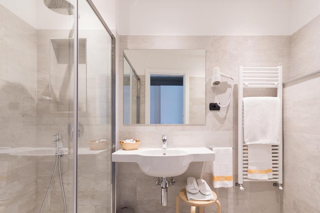 une salle de bain avec un lavabo et une douche dans l'établissement Hotel Tirreno, à Spotorno 62 autres photos