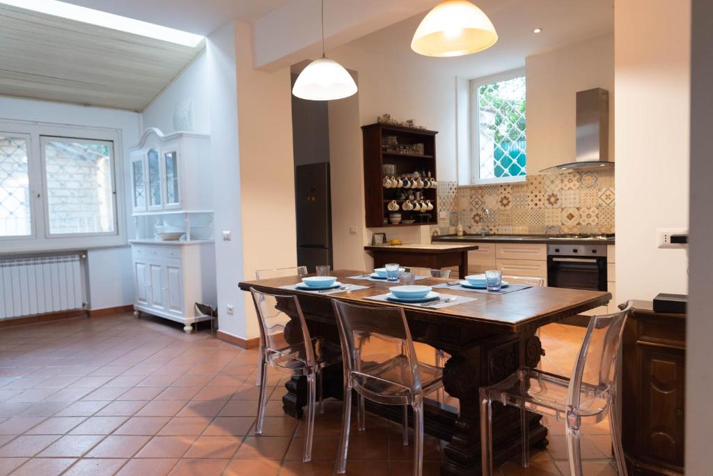 une grande cuisine avec une table et des chaises en bois dans l'établissement Villa Amalia Augusta, à Anguillara Sabazia