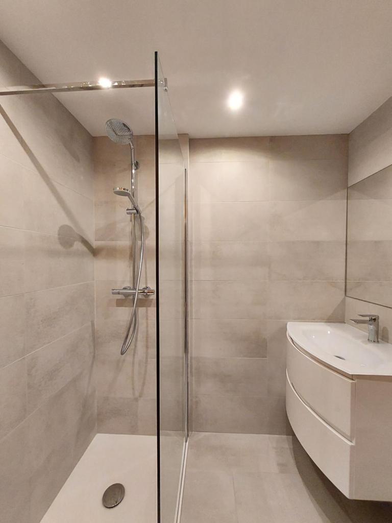 une salle de bain avec douche et lavabo dans l'établissement ARC 1800, Résidence les Lauzieres, à Arc 1800