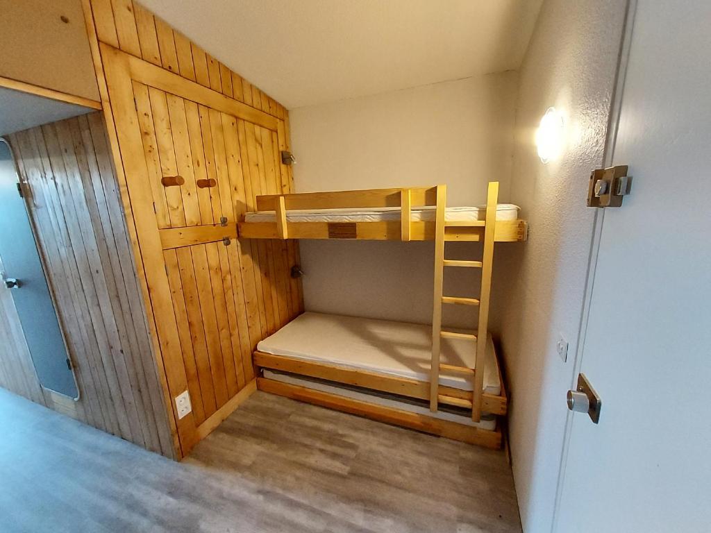 Cette petite chambre dispose de lits superposés et d'une échelle. dans l'établissement ARC 1800, Résidence les Lauzieres, à Arc 1800