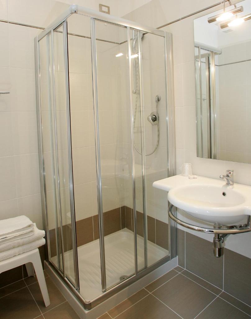 une salle de bain avec douche et lavabo dans l'établissement Hotel Arizona, à Lido di Jesolo