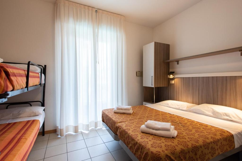 une chambre d'hôtel avec deux serviettes sur un lit dans l'établissement Hotel Consul - Family Hotel, à Riccione