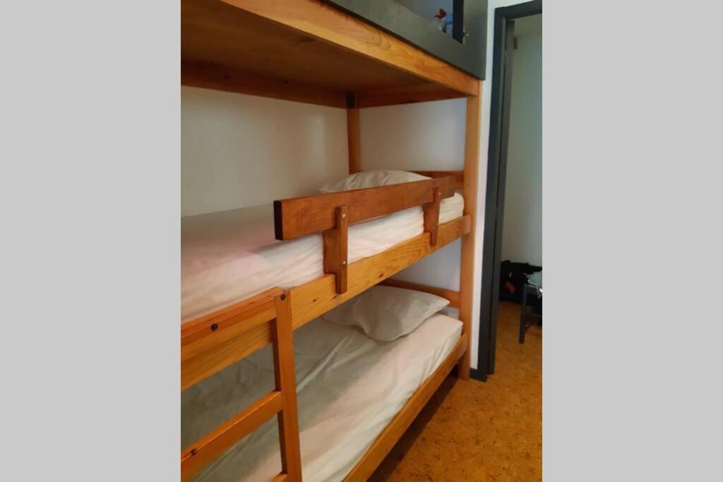 une chambre avec deux lits superposés dans l'établissement appartement T2 cabine en RDC avec terrasse, à Saint-Lary-Soulan