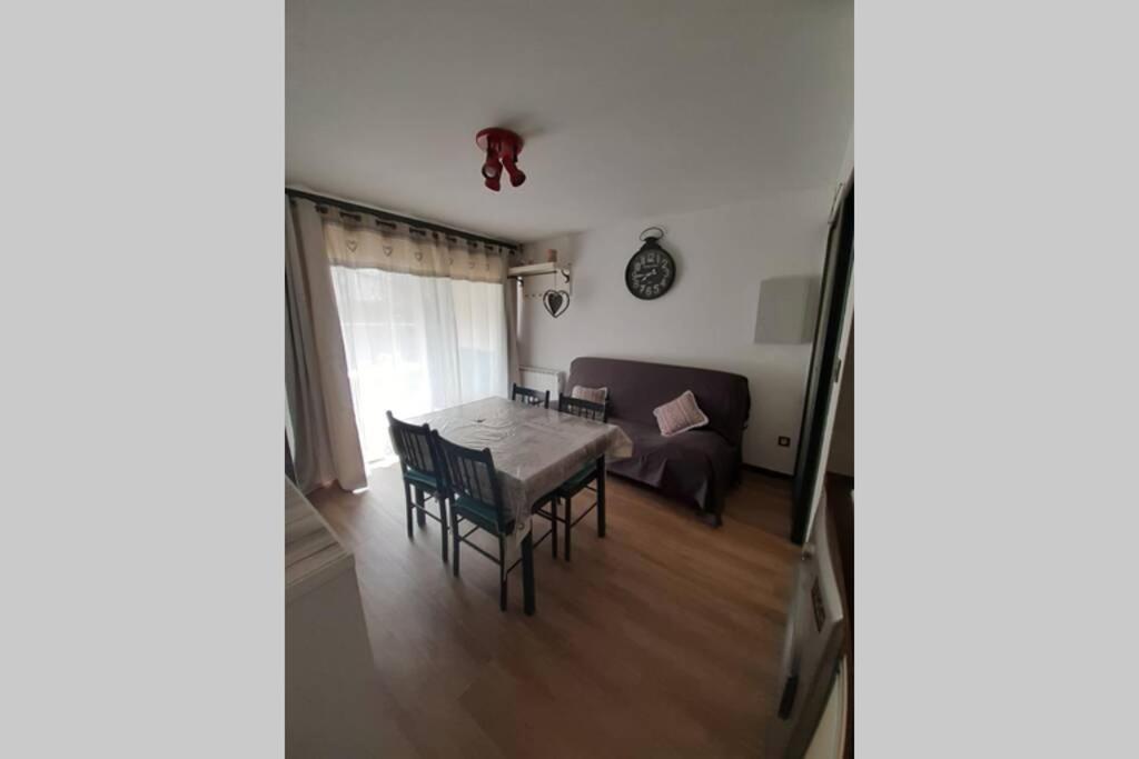 un salon avec une table et un canapé dans l'établissement appartement T2 cabine en RDC avec terrasse, à Saint-Lary-Soulan 9 autres photos