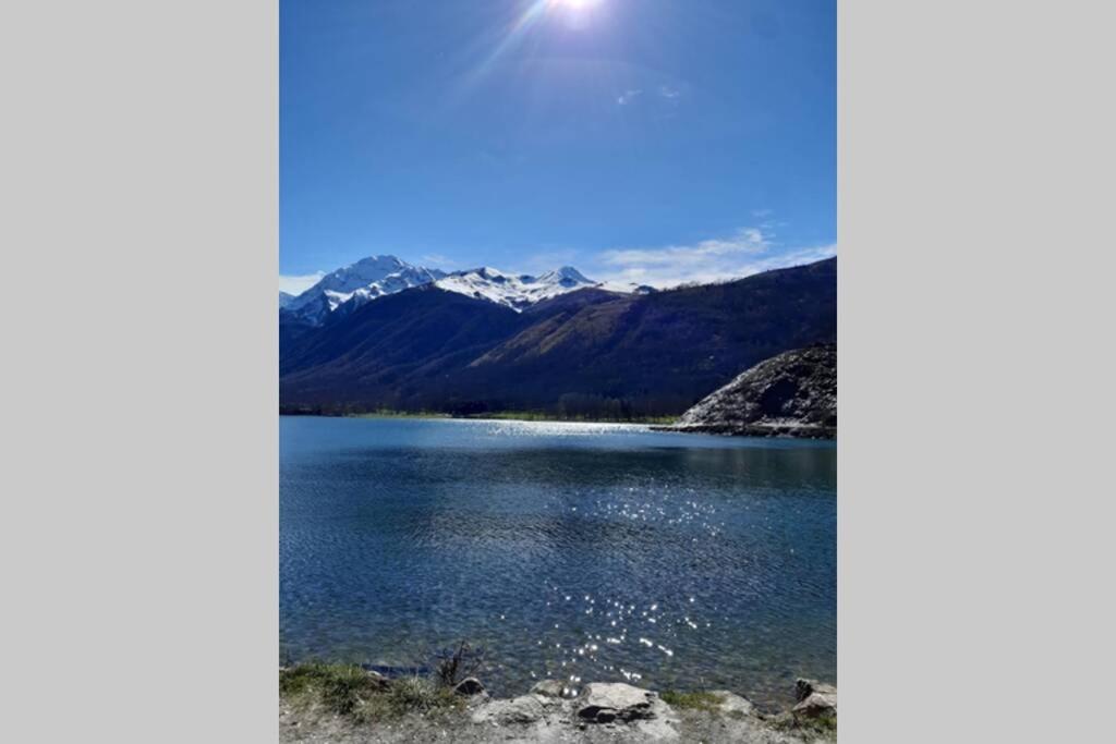 une vue d'un lac avec des montagnes en arrière-plan dans l'établissement appartement T2 cabine en RDC avec terrasse, à Saint-Lary-Soulan
