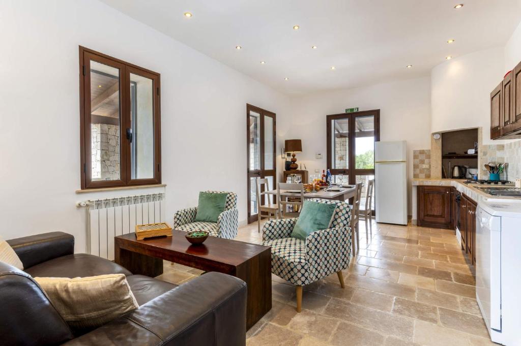 un salon avec un canapé et une table dans l'établissement Villa Iolanda by Villa Plus, à Ostuni