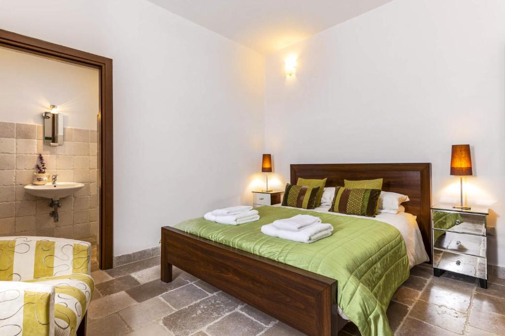 - une chambre avec un lit et un lavabo dans l'établissement Villa Iolanda by Villa Plus, à Ostuni 12 autres photos