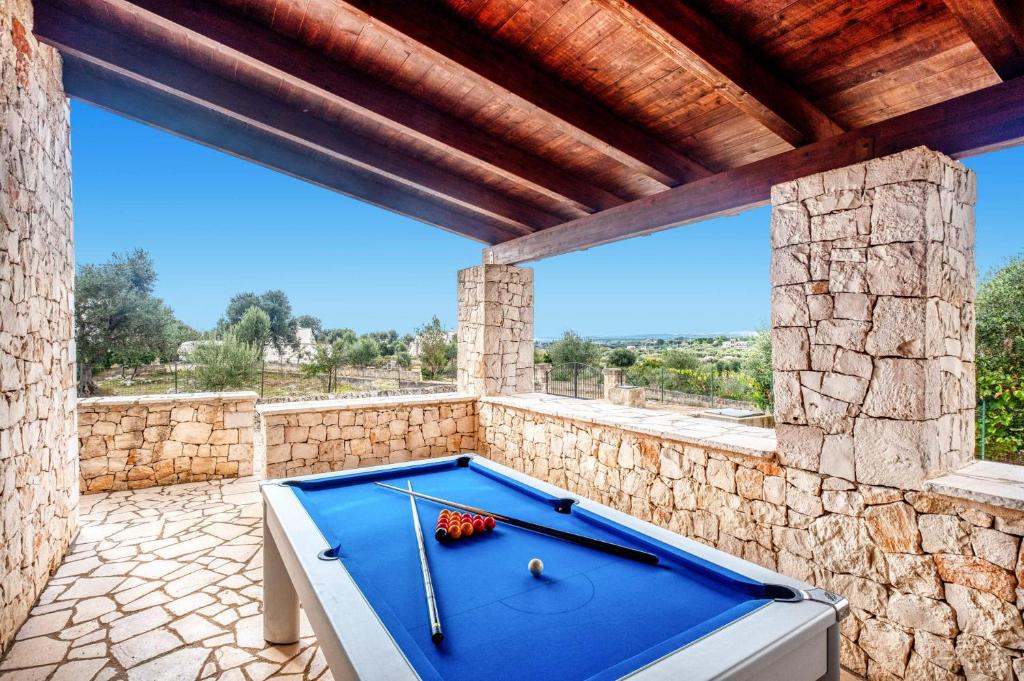 une table de billard dans une pièce avec une grande fenêtre dans l'établissement Villa Iolanda by Villa Plus, à Ostuni