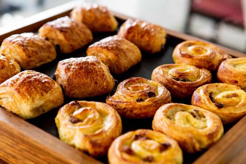 - un plateau de viennoiseries assis sur une table dans l'établissement Hotel Vela d'Oro, à Rimini