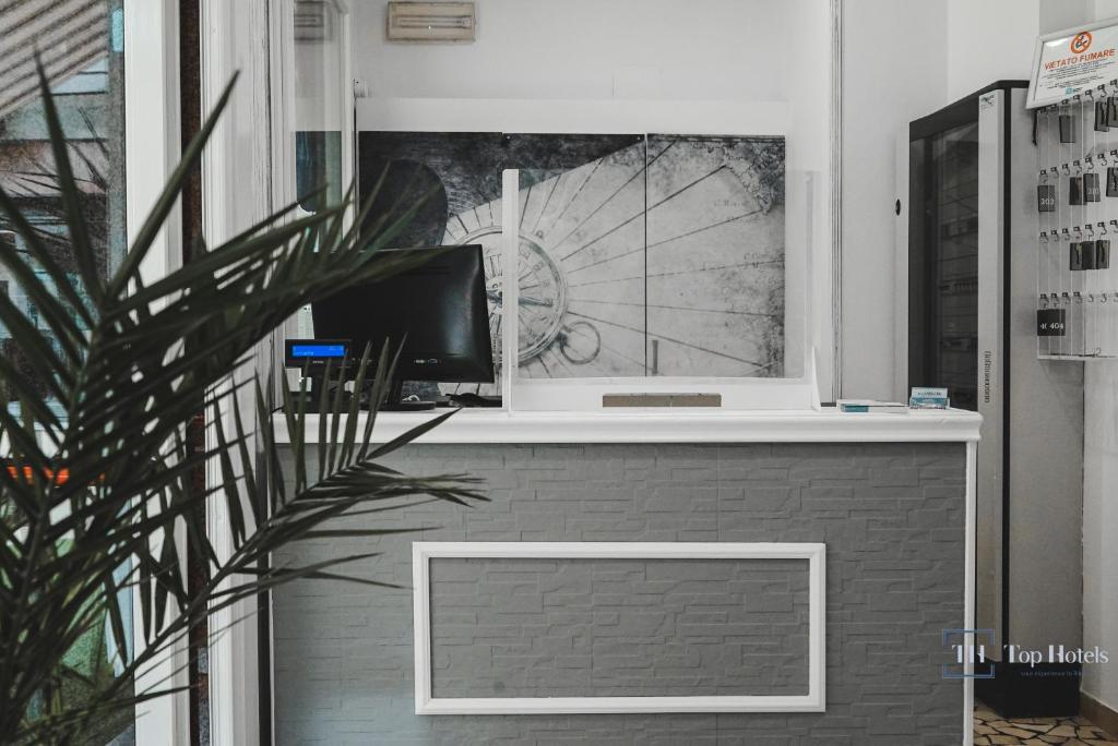 Elle comprend une cheminée et une télévision. dans l'établissement Nautic Beach Hotel, à Rimini 150 autres photos