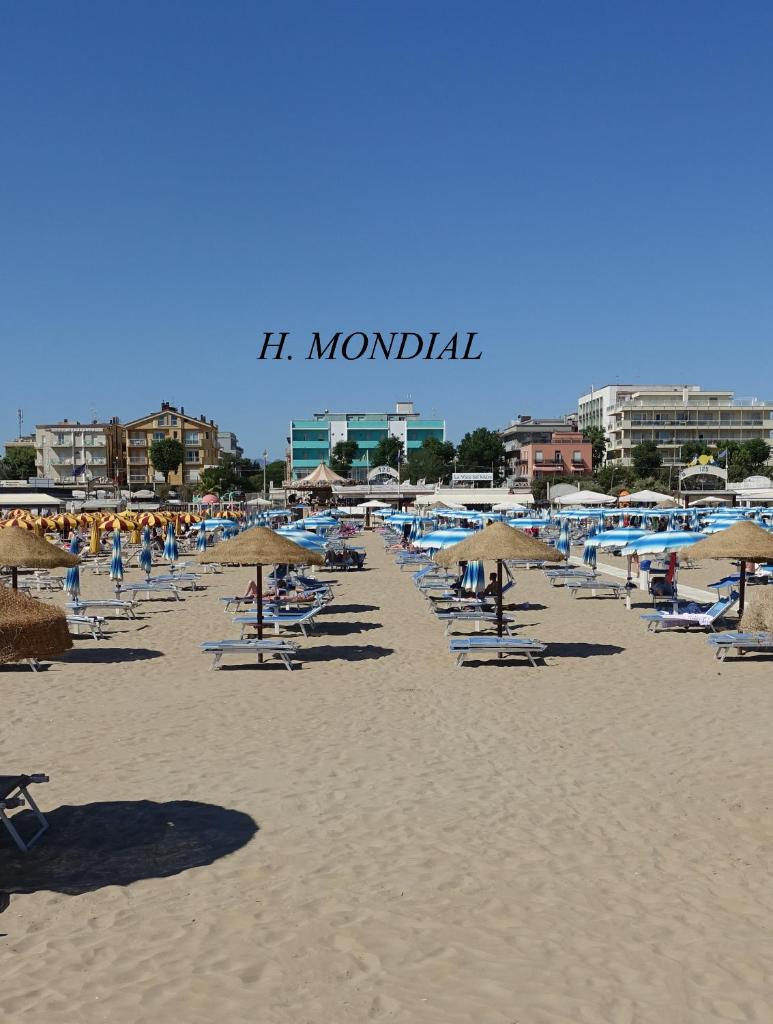 - une plage avec des chaises et des parasols dans l'établissement Hotel Mondial, à Rimini
