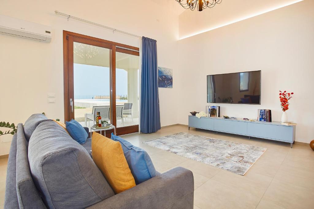 un salon avec un canapé et une télévision dans l'établissement Villa Etesiae, à Castellammare del Golfo