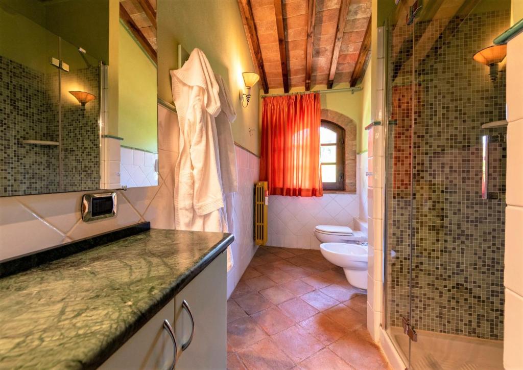une salle de bain avec douche et toilettes dans l'établissement Villa La Francigena, à San Gimignano
