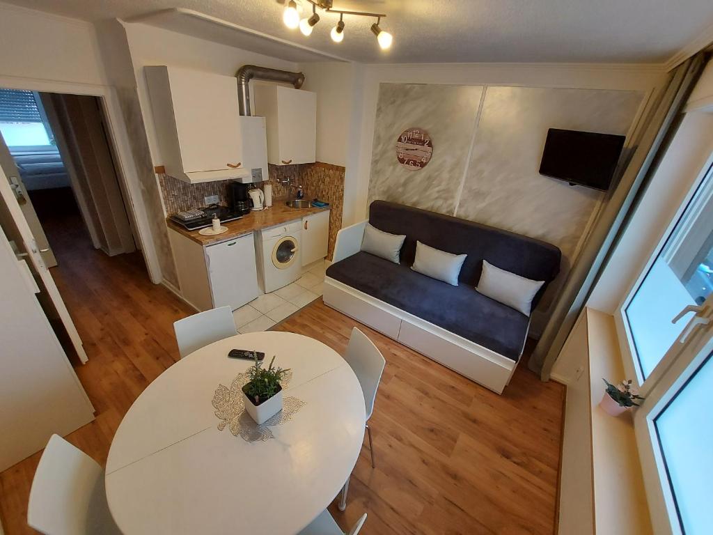 Vintage Apartment 4