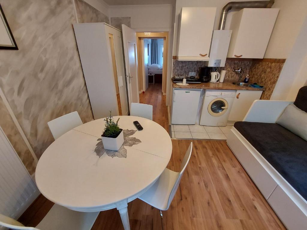Vintage Apartment 8