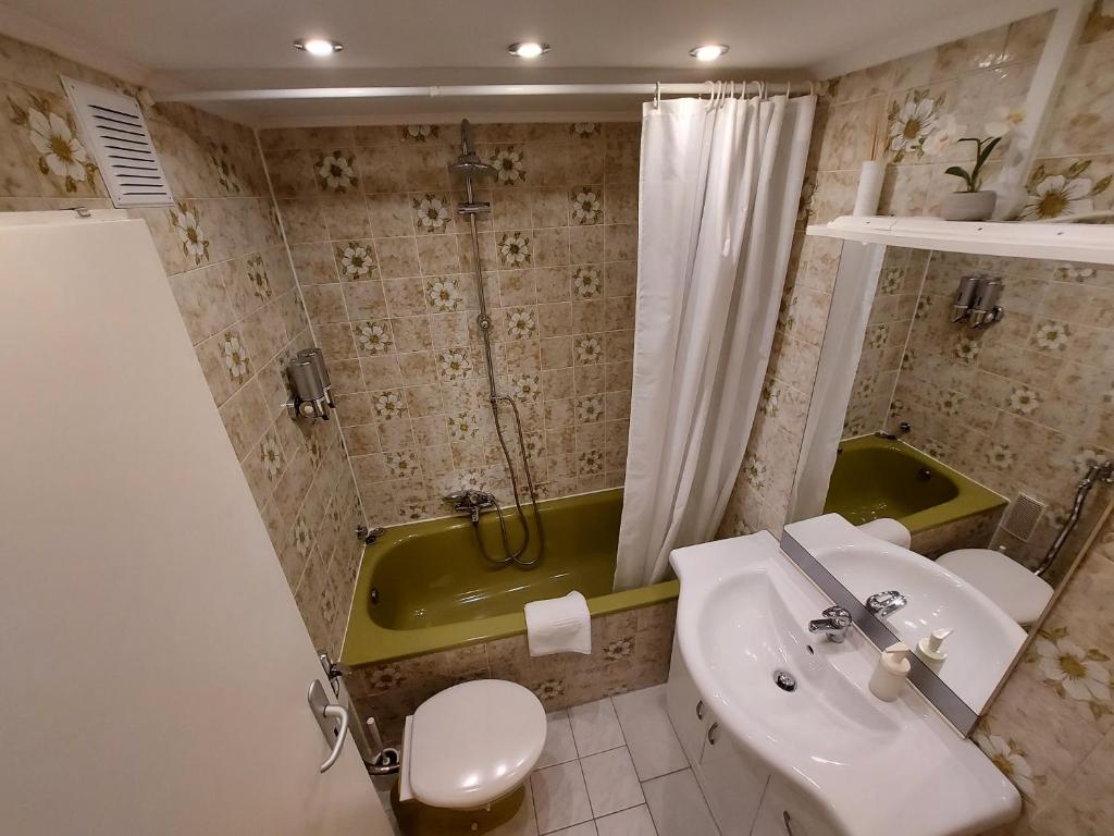 Vintage Apartment 7
