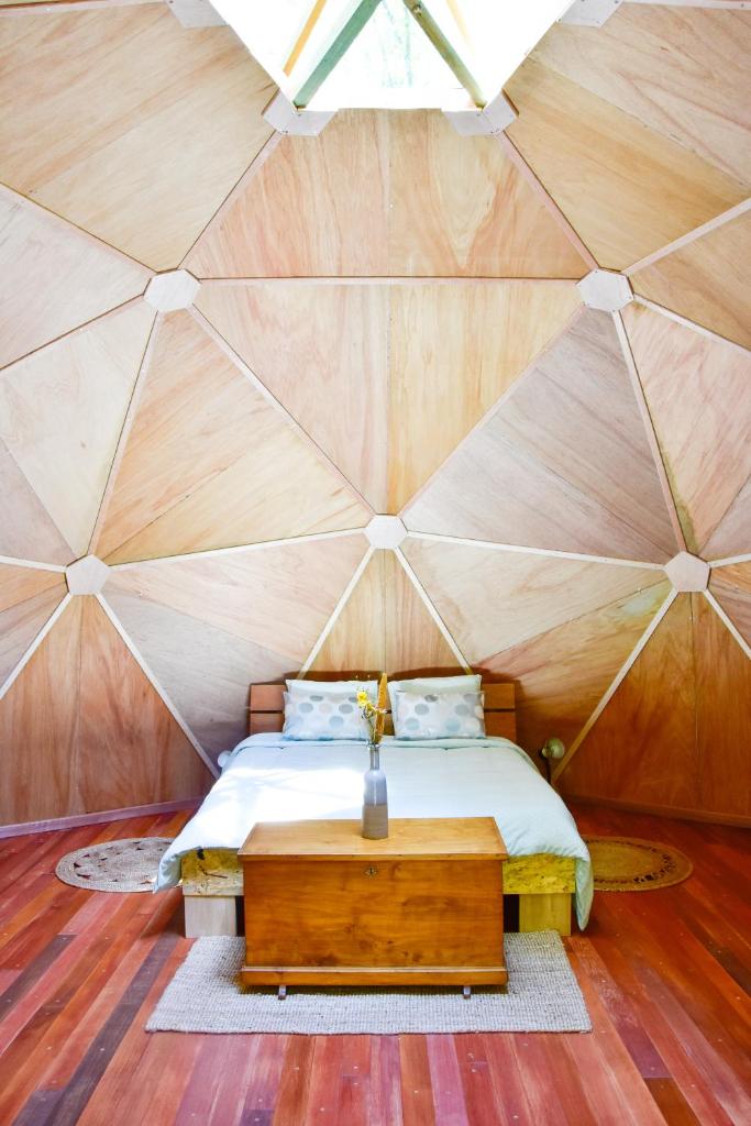 - une chambre dans une tente en forme de dôme avec un lit dans l'établissement Les Insolites du Domaine d'Haulmé, à Haulmé