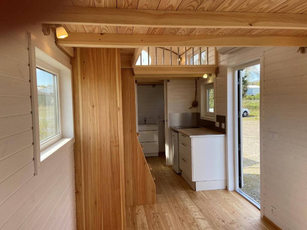 - une vue sur l'intérieur d'une cuisine dans une petite maison dans l'établissement Les Insolites du Domaine d'Haulmé, à Haulmé