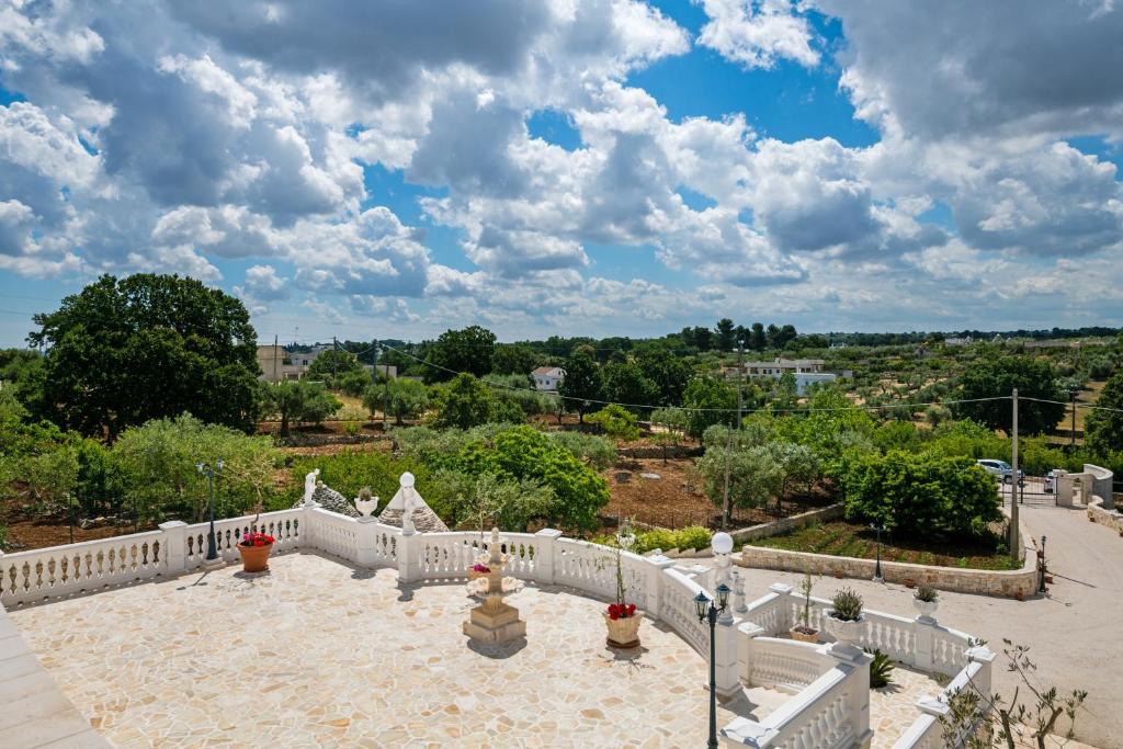 Un escalier blanc avec des plantes en pot. dans l'établissement Villa Clara, à Alberobello