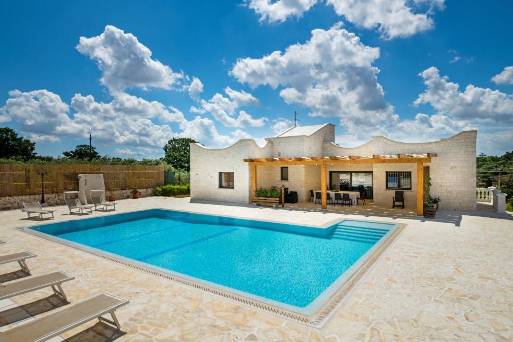 une piscine devant une villa dans l'établissement Villa Clara, à Alberobello