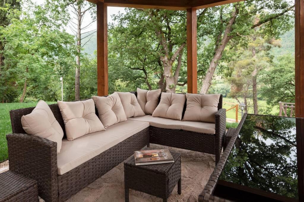 - un canapé en osier installé sur une terrasse couverte dans l'établissement Villa Gina Umbria Luxury Retreat, à SantʼAnatolia di Narco 42 autres photos