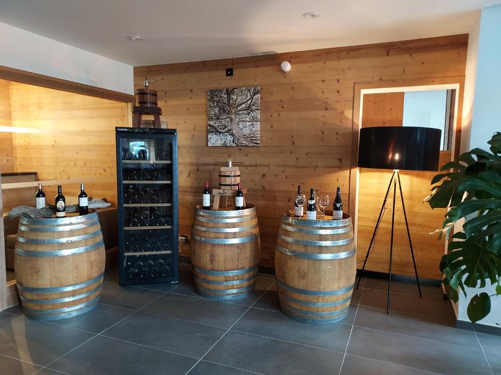 - une salle de dégustation de vins avec des murs en bois et des tonneaux en bois dans l'établissement AUBERGE DES GLIERES Plateau des Glières, à Thorens-Glières