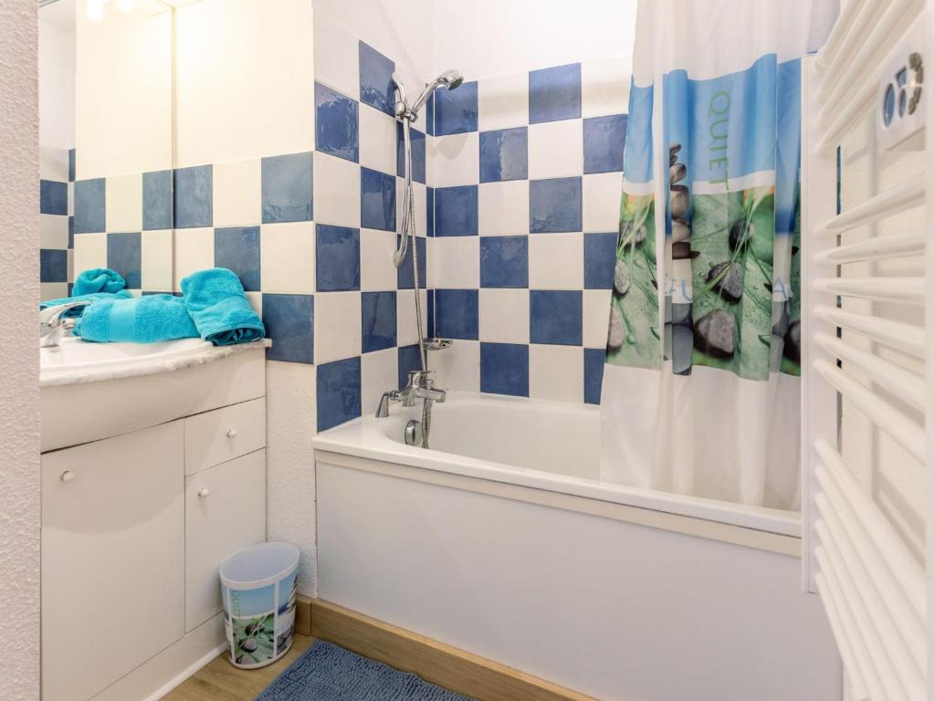 une salle de bain avec une baignoire, des toilettes et un lavabo dans l'établissement Apartment Bâtiment B-9 by Interhome, au Corbier