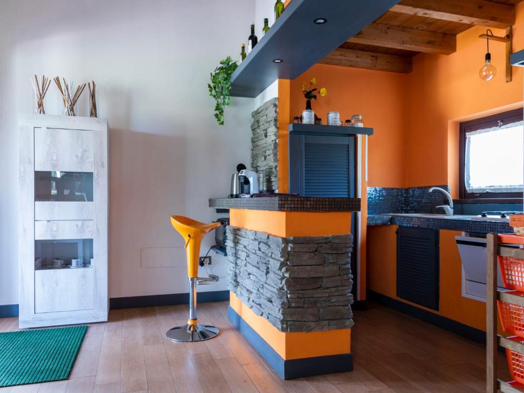 une cuisine avec un îlot au milieu dans l'établissement Villa Cipresso by Interhome, à Sutri 28 autres photos