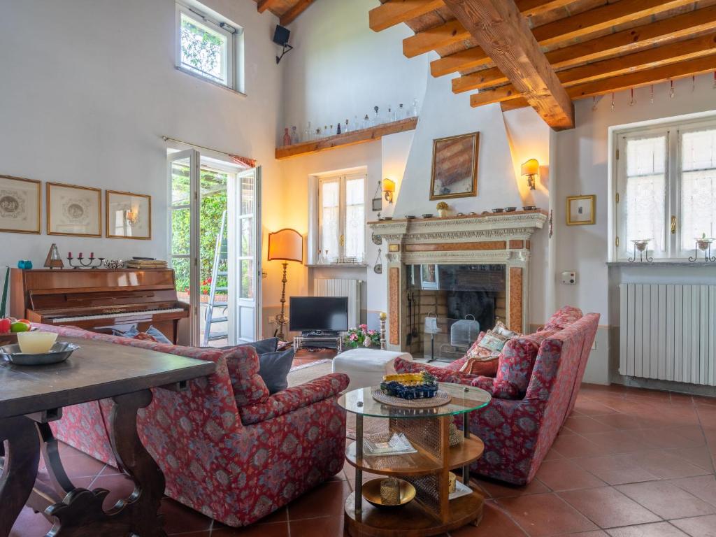 un salon avec un canapé et une cheminée dans l'établissement Villa Ca' del Vento by Interhome, à Montù Beccaria