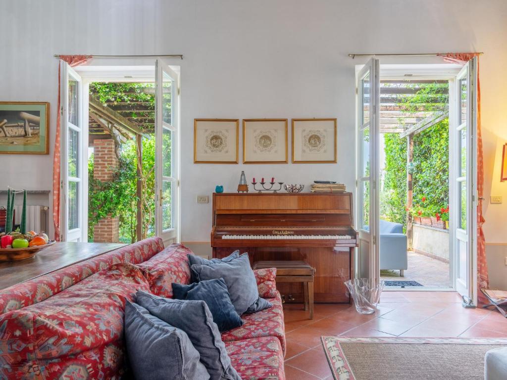 - un salon avec un canapé et un piano dans l'établissement Villa Ca' del Vento by Interhome, à Montù Beccaria 45 autres photos