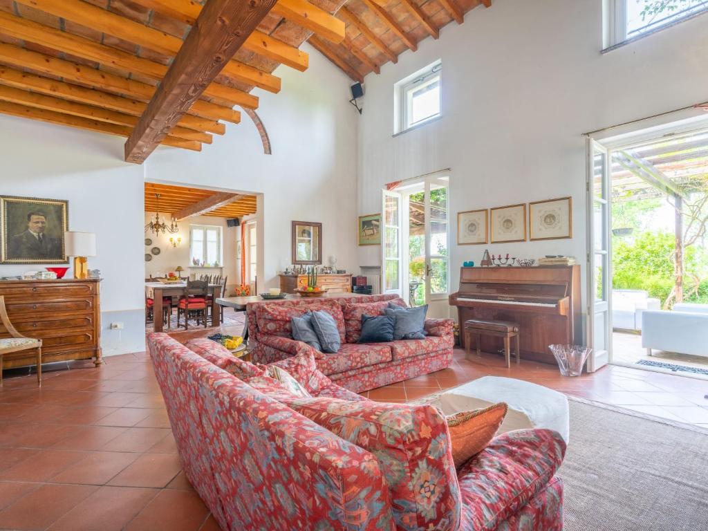 un salon avec deux canapés et un piano dans l'établissement Villa Ca' del Vento by Interhome, à Montù Beccaria