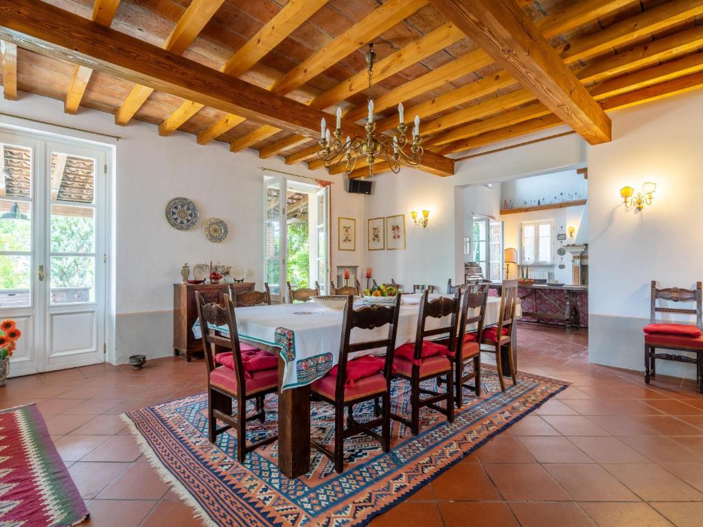 une cuisine et une salle à manger avec une table et des chaises dans l'établissement Villa Ca' del Vento by Interhome, à Montù Beccaria