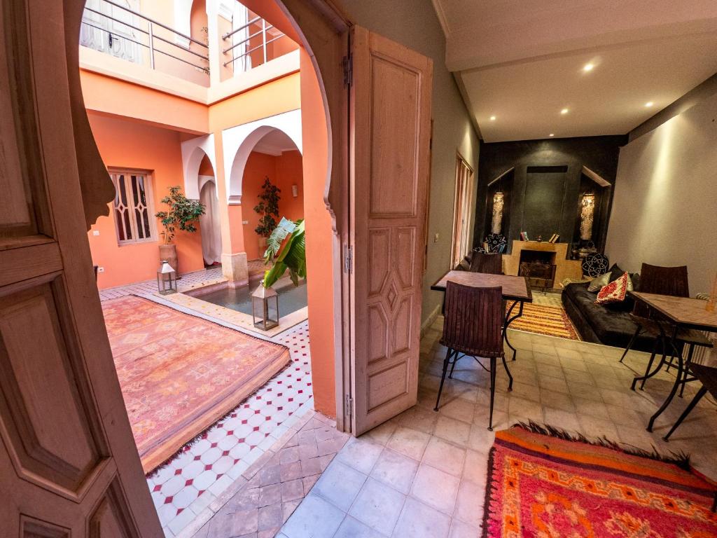 un couloir avec une porte ouverte et un salon dans l'établissement Riad Tahani, à Marrakech