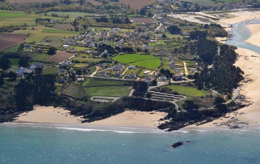 - une vue aérienne sur une petite ville à côté de la plage dans l'établissement Tente 3 chambres, petit camping familial vue mer, à Plestin-les-Grèves