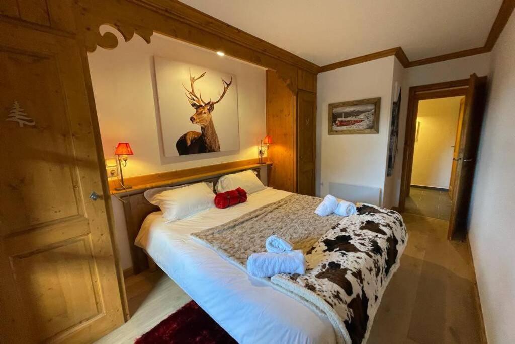 une chambre avec un lit avec deux serviettes dessus dans l'établissement ARC 1950 Appartement de Standing rénové avec vue sur le Mont Blanc - Paradiski 5 Cristaux, à Arc 1950 37 autres photos