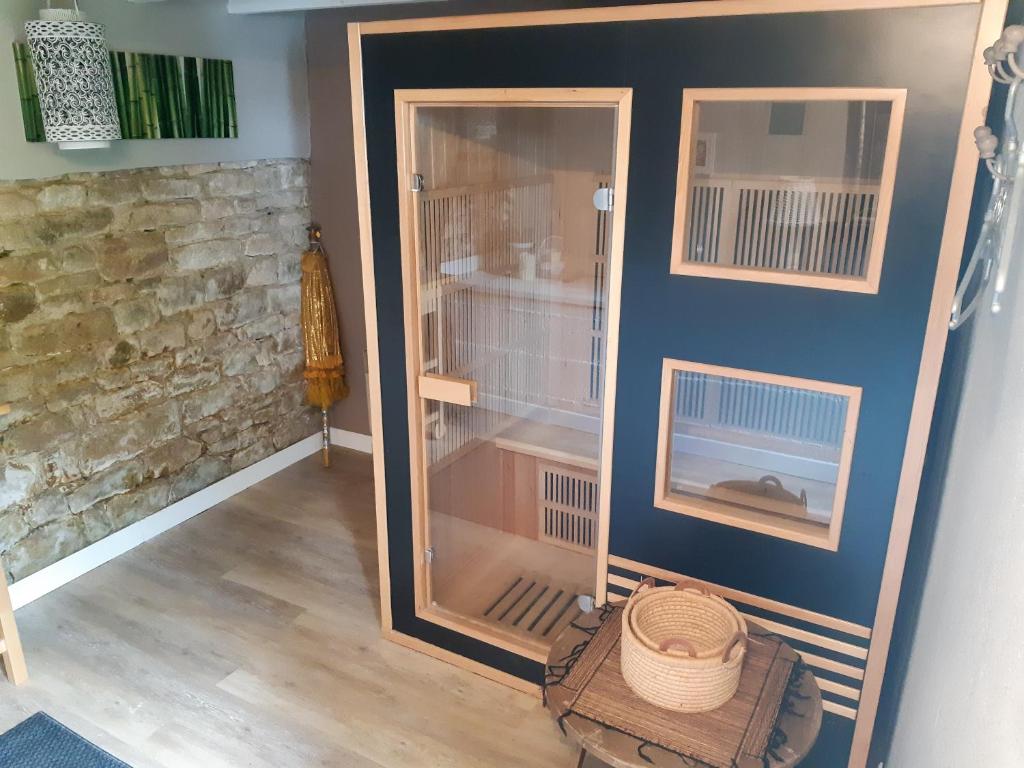 une chambre avec une cage comportant deux oiseaux dans l'établissement Gite Pavillon Le 1900, à Val Couesnon