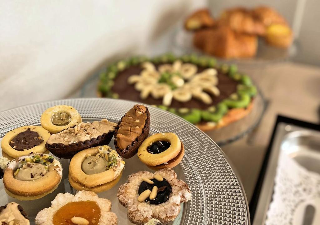 une assiette de différents types de pâtisseries sur une table dans l'établissement Hotel Cecina Beach, à Marina di Cecina