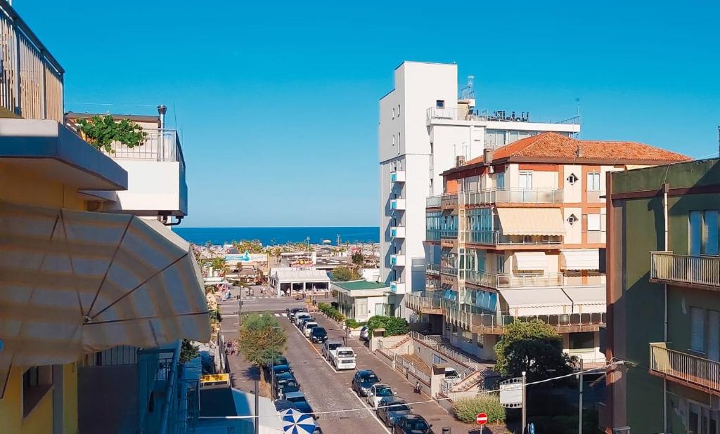 - une vue sur une rue de la ville avec des bâtiments et des voitures dans l'établissement Hotel Ammare, à Sottomarina