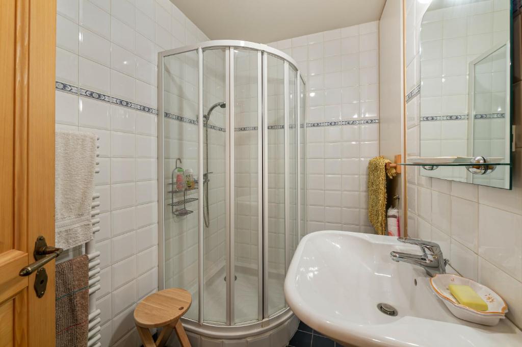 une salle de bain avec douche et lavabo dans l'établissement Courchevel 1550 – VERITABLE SKI AUX PIEDS – APPARTEMENT LES TOVETS T2 – 47m2 – 4P, à Courchevel