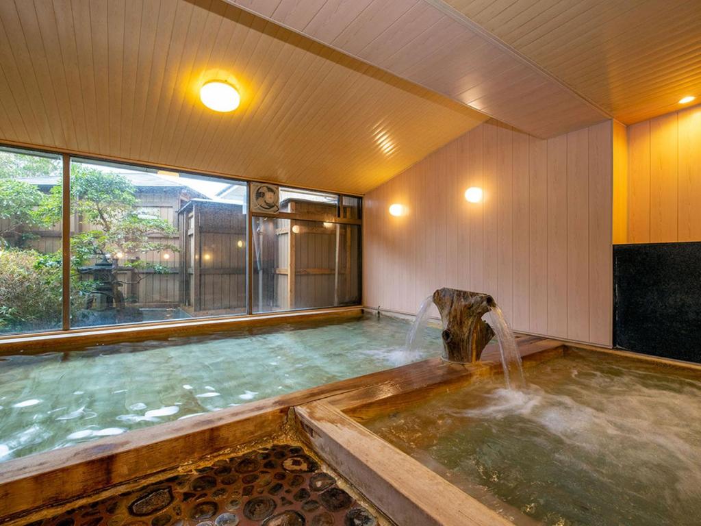 - un bain à remous avec une fontaine dans la chambre dans l'établissement Ama no Shima, à Toba 28 autres photos