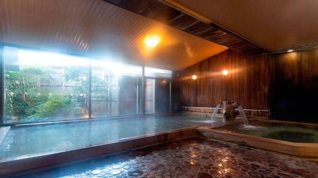 - une piscine avec bain à remous dans un bâtiment dans l'établissement Ama no Shima, à Toba