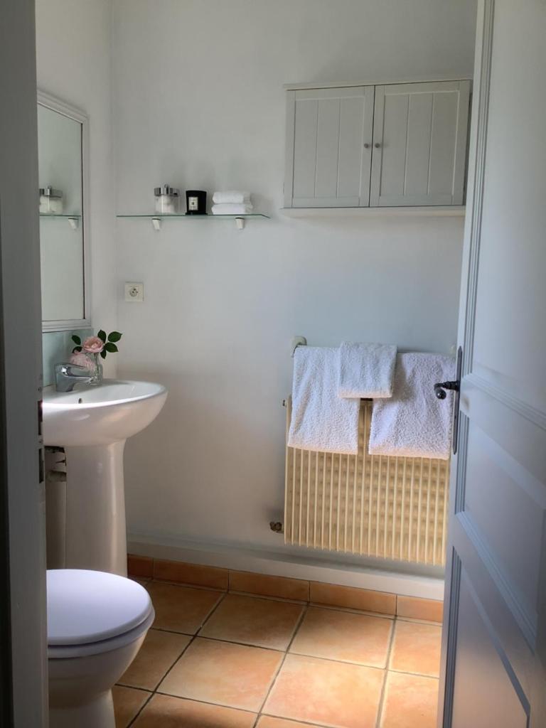 une salle de bain blanche avec un lavabo et des toilettes dans l'établissement The Courtyard, à Castres